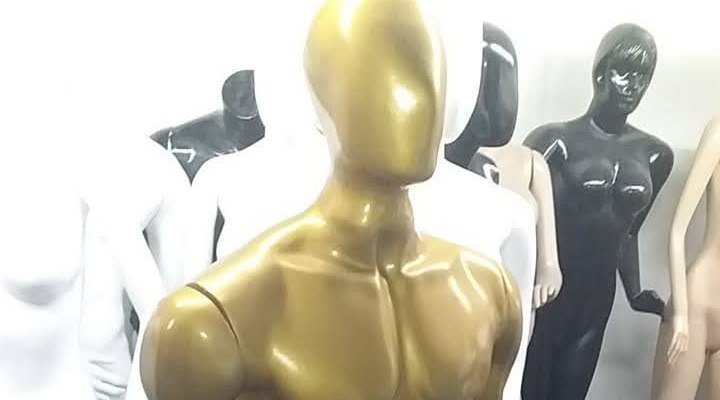 Maniquí de caballero en acabado dorado
