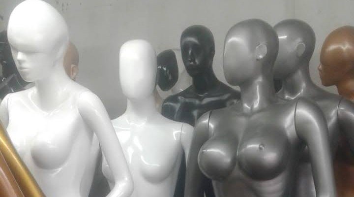 Maniquíes de dama en varios acabados