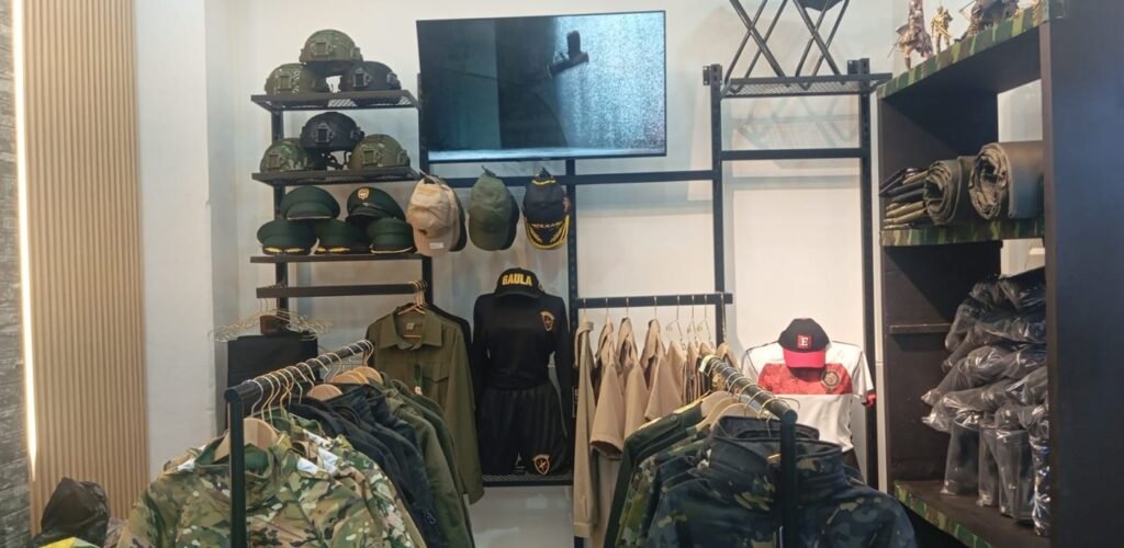 Montaje de tienda con estantería y rieles
