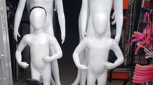 Maniquíes infantiles de niño y niña