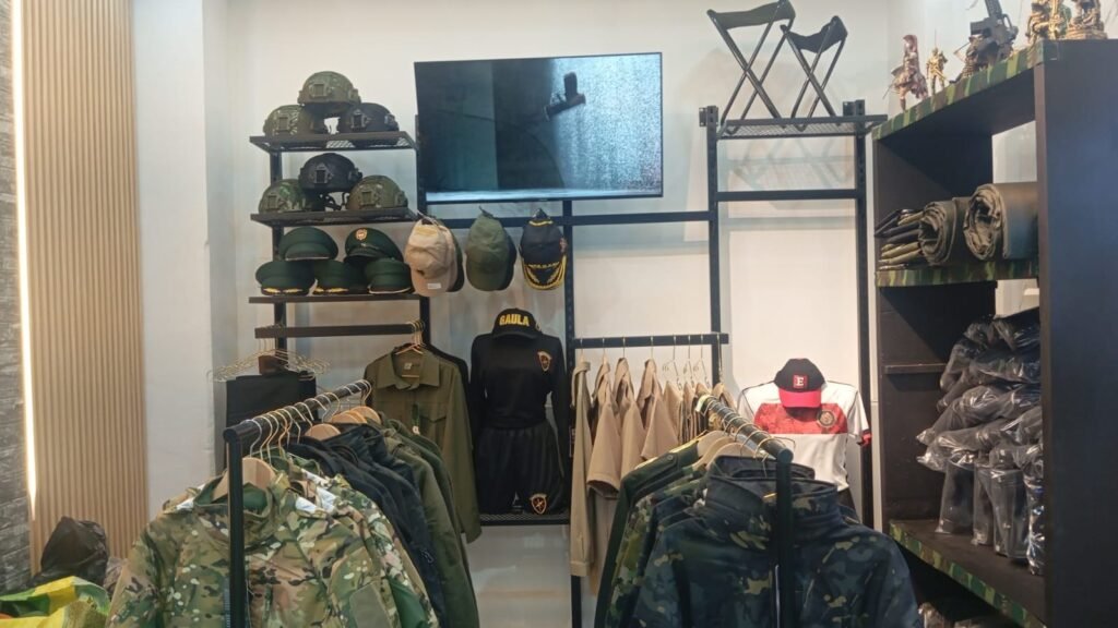 Tienda con mobiliario metálico, entrepaños y percheros fabricados por Multiexhibición Milenio