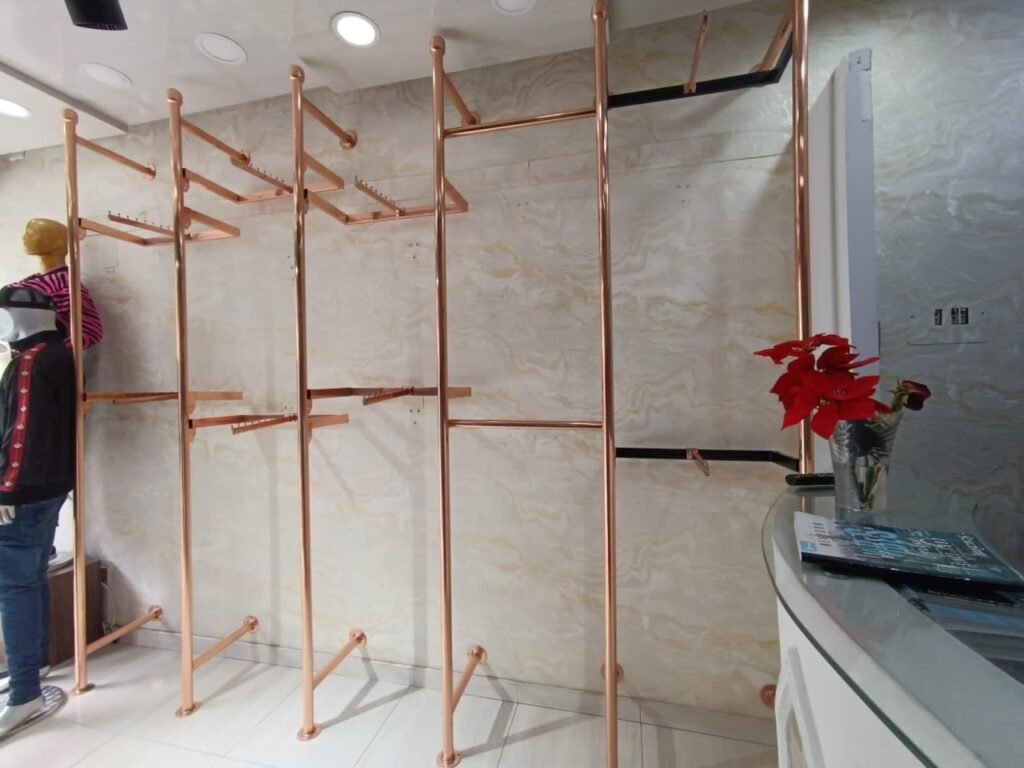 Sistema de percheros y entrepaños en acabado cobre