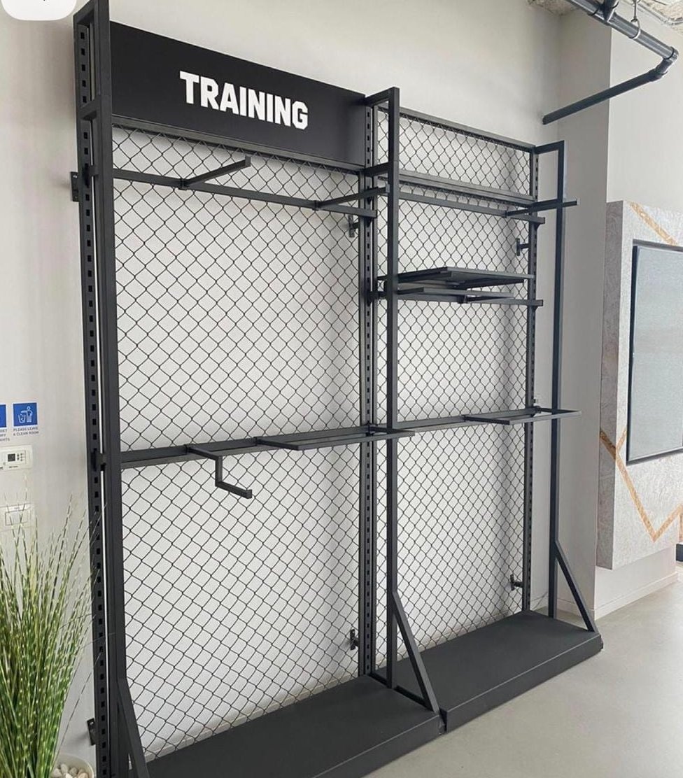 Montaje de sistema de pared negro con entrepaños y colgadores