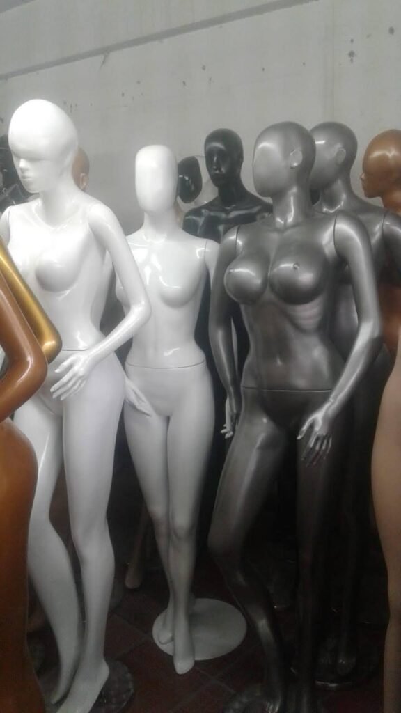 Maniquíes y torsos en acabados blanco, plata y negro